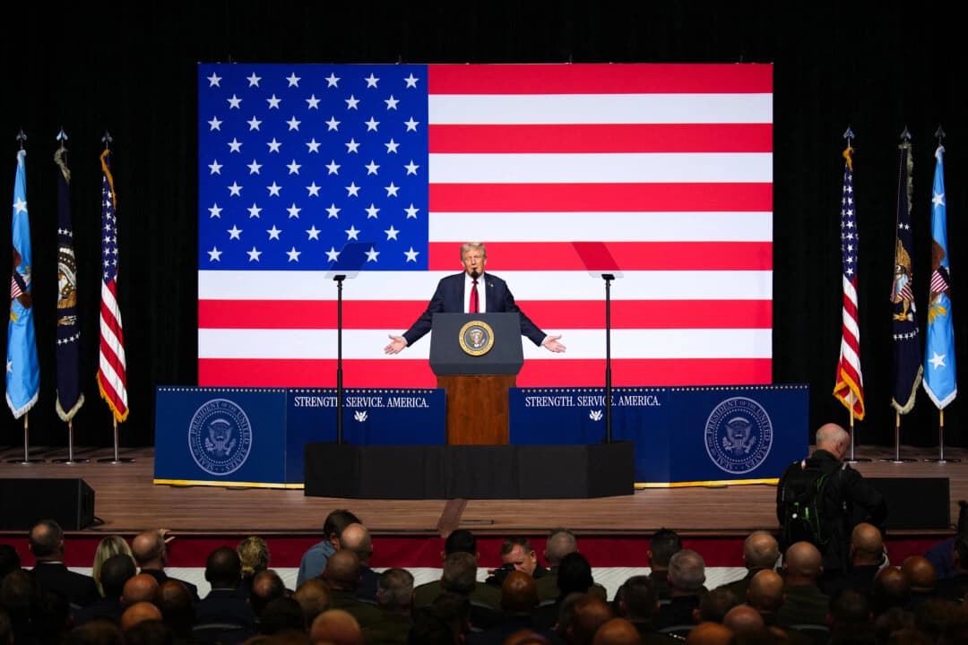 El presidente de los Estados Unidos, Donald Trump, se dirige a altos mandos militares reunidos en la base del Cuerpo de Marines de Quantico, en Virginia, el 30 de septiembre de 2025. (Andrew Harnik/POOL/AFP)