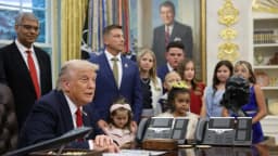 Trump firma orden para usar la inteligencia artificial en la lucha contra el cáncer infantil