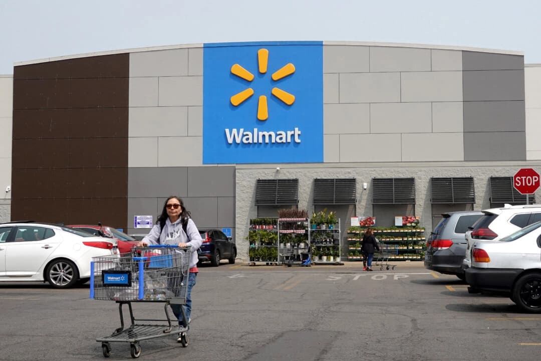 Clientes comprando en una tienda Walmart en Chicago, Illinois, el 18 de mayo de 2023. (Scott Olson/Getty Images)