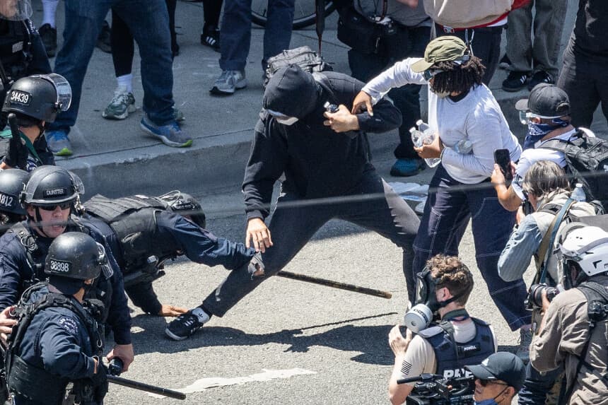 Prohibición de mascarillas durante el servicio genera temor entre agentes federales y sus familias