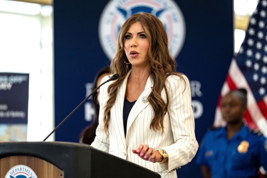 La secretaria de Seguridad Nacional, Kristi Noem, habla durante una rueda de prensa en el Aeropuerto Nacional Ronald Reagan de Washington, en Arlington (Virginia), el 8 de julio de 2025. (Kent Nishimura/Getty Images).