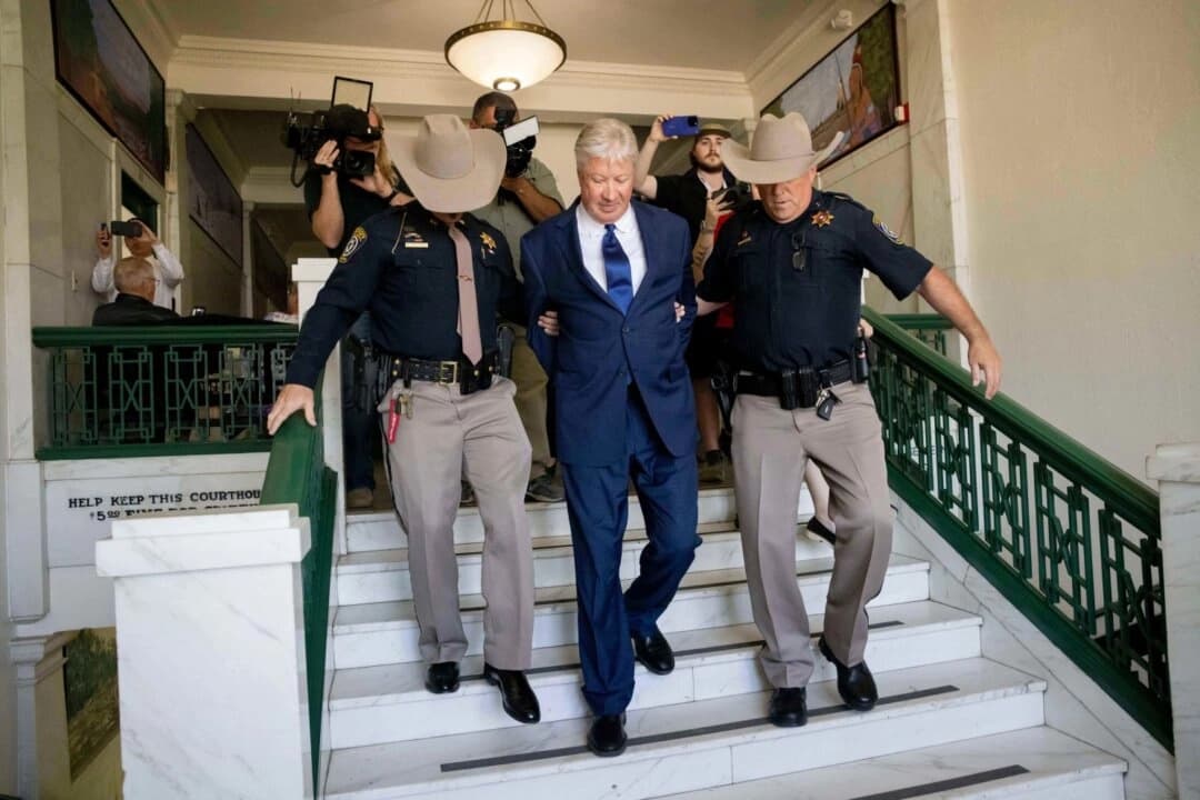 El fundador de la megaiglesia de Texas, Robert Morris, es escoltado fuera del edificio tras declararse culpable de actos obscenos e indecentes con un menor en el juzgado del condado de Osage, en Pawhuska, Oklahoma, el 2 de octubre de 2025. (Juan Figueroa/The Dallas Morning News vía AP).