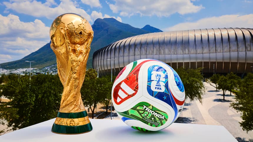 Figuras emblemáticas de Estados Unidos, Canadá y México, como las estrellas, la hoja de arce y el águila, dan identidad a Trionda, el balón oficial del Mundial de 2026 que este jueves fue presentado en sociedad por la FIFA y Adidas, la compañía multinacional alemana de equipamiento deportivo. La pelota combina tecnología de punta a partir de cuatro paneles geométricos y trazos ondulados que aluden a la unión de los tres países organizadores de la vigésima tercera edición del torneo, que por primera vez acogerá a selecciones de 48 países. Cada panel incorpora los colores que representan a los organizadores azul, rojo y verde, que se enlazan formando un triángulo alusivo a la inédita unión de tres países como sedes. (EFE/ADIDAS)