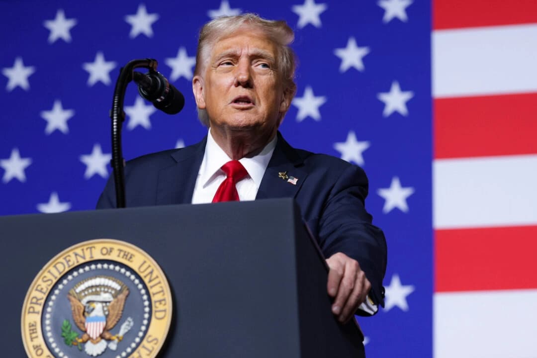 El presidente Donald Trump habla con altos líderes militares en la Base del Cuerpo de Marines de Quantico, Virginia, el 30 de septiembre de 2025. (Alex Wong/Getty Images)