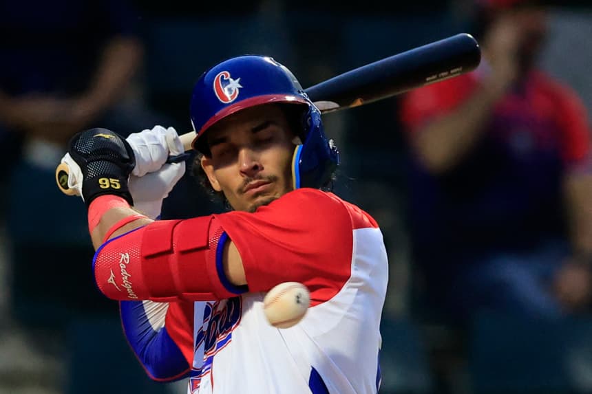 El cubano Christian Rodríguez se alista para golpear la bola este lunes durante la segunda jornada del Campeonato Panamericano de Béisbol Sub-23 en un juego contra Aruba en el estadio Justino Salinas, de La Chorrera, Panamá. (EFE/ Bienvenido Velasco)