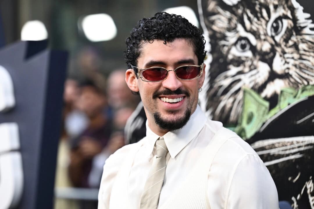 Benito Antonio Martínez Ocasio (alias Bad Bunny) asiste al estreno de "Caught Stealing" en el Regal Union Square de Nueva York el 26 de agosto de 2025. (Evan Agostini/Invision/AP)