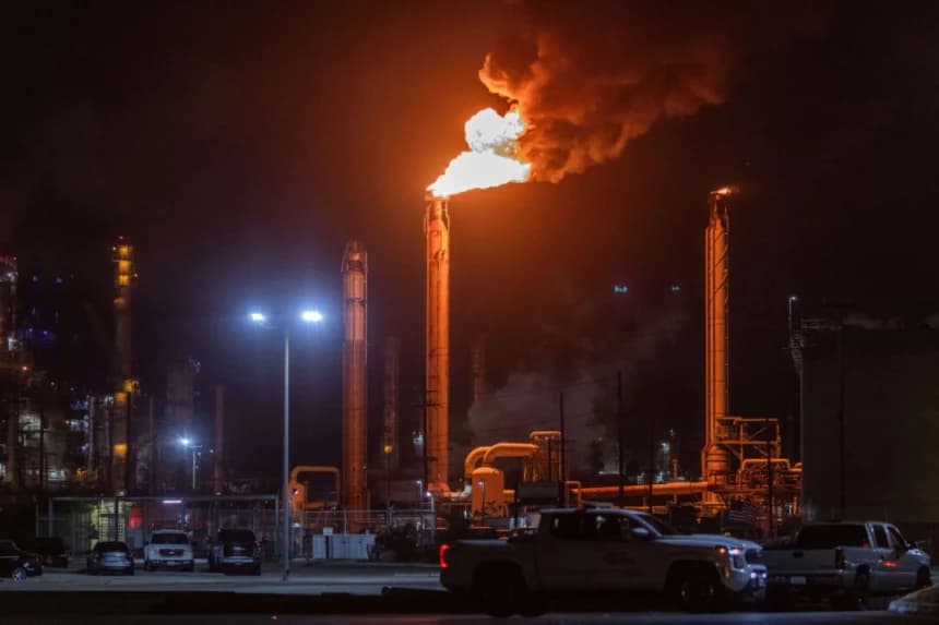 Llamas se elevan desde la refinería de Chevron en El Segundo, California, el 2 de octubre de 2025. Foto AP/Ethan Swope
