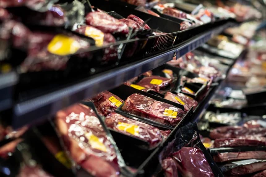 Carne en un estante de un supermercado en Columbia, Maryland, el 8 de junio de 2024. (Madalina Vasiliu/The Epoch Times)
