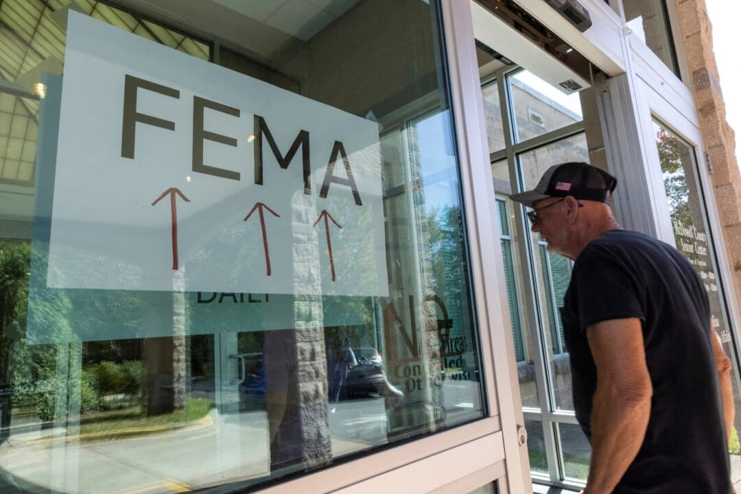 Un residente ingresa a una estación improvisada de FEMA para atender reclamos de residentes locales afectados por las inundaciones tras el paso del huracán Helene, en Marion, Carolina del Norte, el 5 de octubre de 2024. (Eduardo Munoz/Reuters)