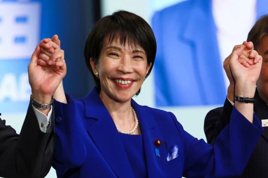 Sanae Takaichi, recién elegida líder del Partido Liberal Democrático (PLD) de Japón, celebra tras ganar la elección de liderazgo del PLD en Tokio, Japón, el 4 de octubre de 2025. (Kim Kyung-Hoon/Pool Photo vía AP)