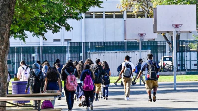 20 profesores de California enfrentan medidas disciplinarias por publicaciones sobre Charlie Kirk