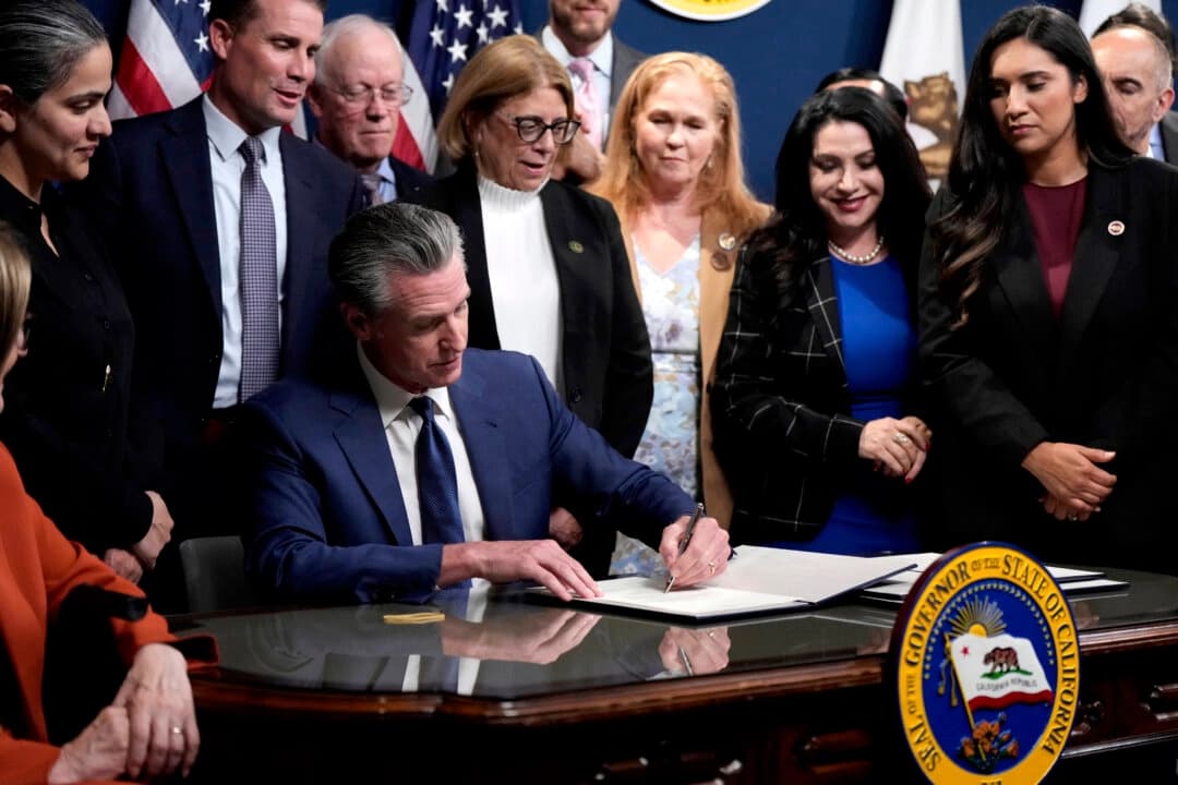Gobernador de California rechaza ley sobre plan de salud en escuelas primarias y secundarias