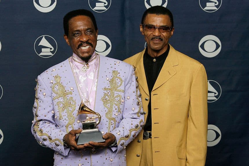 Los músicos Ike Turner (izquierda) e Ike Turner Jr. (derecha) posan con su Grammy al Mejor Álbum de Blues Tradicional por «Risin' With The Blues» en la sala de prensa de la 49.ª edición de los Premios Grammy, celebrada en el Staples Center el 11 de febrero de 2007 en Los Ángeles, California. (Foto de Vince Bucci/Getty Images)