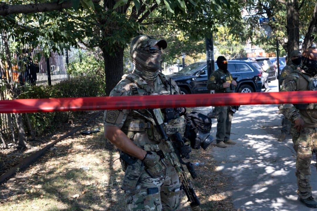 Agentes federales se enfrentan a miembros de la comunidad y activistas tras presuntamente disparar a una mujer en el barrio de Brighton Park el 4 de octubre de 2025 en Broadview, Illinois. (Scott Olson/Getty Images)