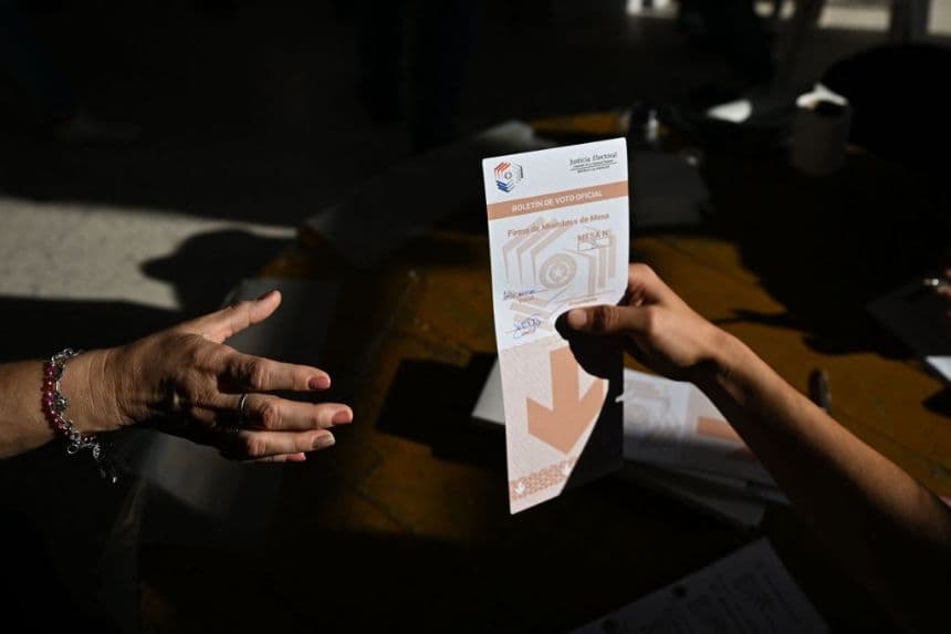 Paraguayos van a las urnas (LUIS ROBAYO/AFP via Getty Images)