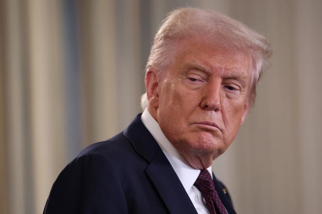 El presidente Donald Trump observa mientras el primer ministro israelí, Benjamin Netanyahu, pronuncia unas palabras durante una conferencia de prensa conjunta en el Comedor de Estado de la Casa Blanca el 29 de septiembre de 2025. (Win McNamee/Getty Images)