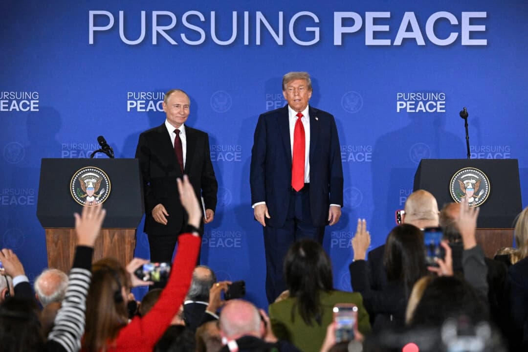 El presidente estadounidense Donald Trump (derecha) y el presidente ruso Vladimir Putin (izquierda) posan juntos tras ofrecer una rueda de prensa conjunta tras la cumbre entre Estados Unidos y Rusia sobre Ucrania celebrada en la Base Conjunta Elmendorf-Richardson en Anchorage, Alaska, el 15 de agosto de 2025. (Drew Angerer/AFP).