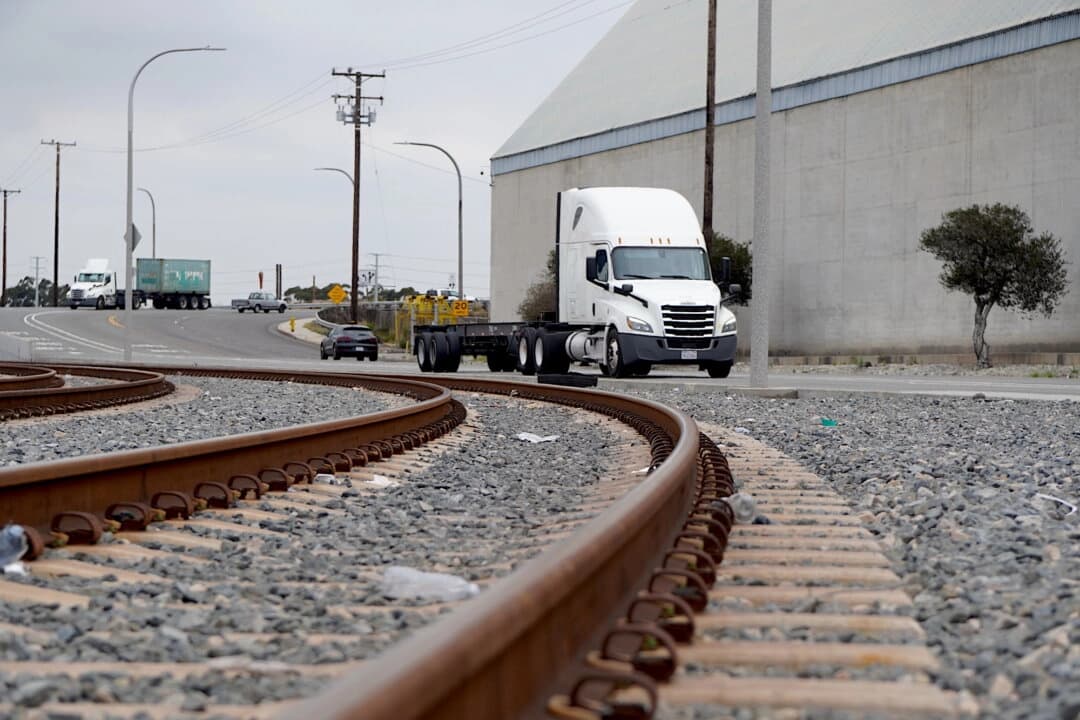 Un camión de carga que transporta un contenedor vacío llega al puerto de Long Beach, en California, el 5 de junio de 2025. (Allan Stein/The Epoch Times)