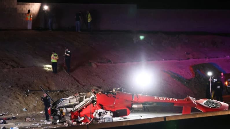 Helicóptero médico se desploma en autopista de Sacramento y deja tres heridos graves
