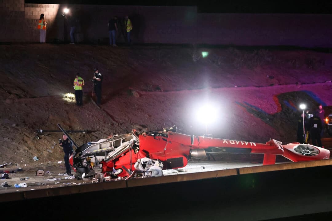 Helicóptero médico se desploma en autopista de Sacramento y deja tres heridos graves