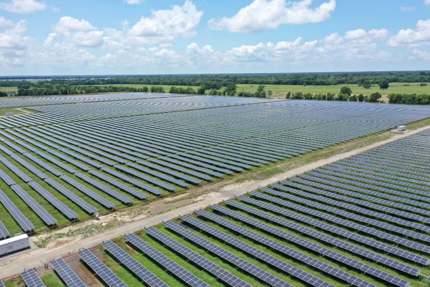 Paneles solares en una instalación en Deport, Texas, el 15 de julio de 2021. (Drone Base/Reuters).