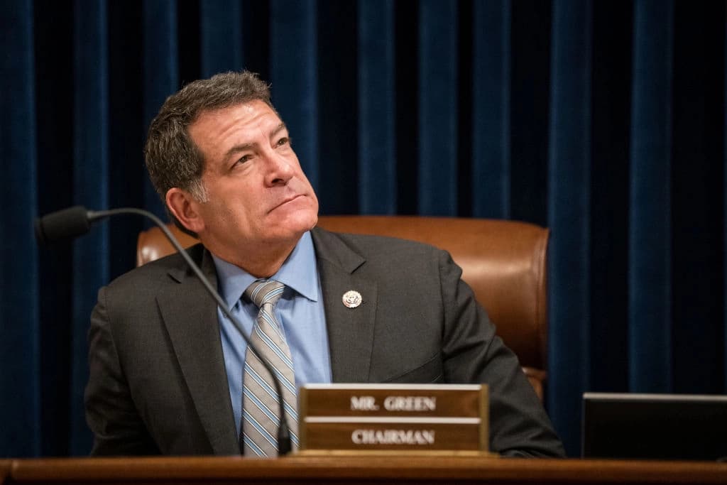 El representante Mark Green (R-Tenn), presidente del Comité de Seguridad Nacional de la Cámara de Representantes, se prepara antes del inicio de una audiencia del Comité de Seguridad Nacional de la Cámara de Representantes en el Capitolio de los EE. UU. en Washington, DC, el 10 de enero de 2024. (Kent Nishimura/Getty Images)