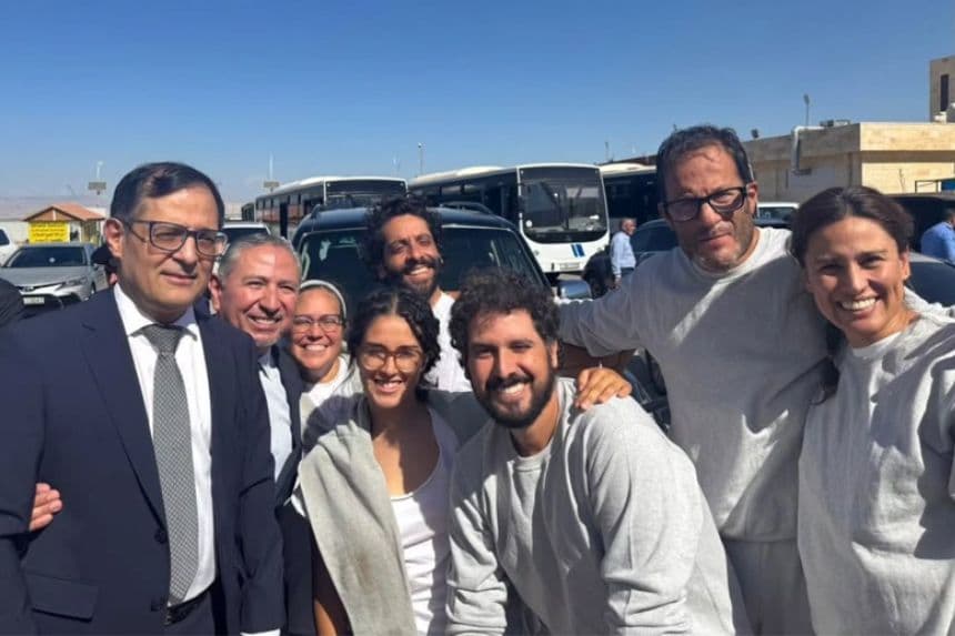 Imagen difundida en redes por la Secretaría de Relaciones Exteriores de México que muestra a los seis ciudadanos mexicanos que habían sido detenidos en Israel tras participar en la denominada Flotilla Global Sumud, una misión humanitaria con destino a Gaza, tras ser liberados y trasladados desde Israel hacia Amán, la capital de Jordania, para ser repatriados. (EFE/ Secretaría de Relaciones Exteriores de México)