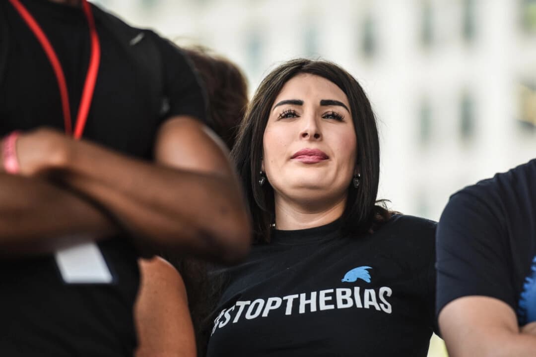 Laura Loomer espera entre bastidores durante una manifestación en favor de la libertad de expresión celebrada en Freedom Plaza, Washington, el 6 de julio de 2019. (Stephanie Keith/Getty Images).