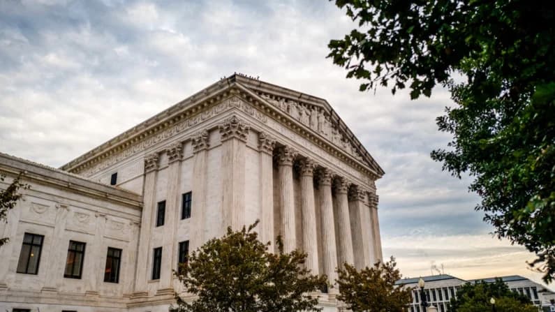 La Corte Suprema parece escéptica ante prohibición de "terapia de conversión" en Colorado