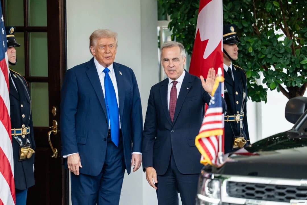 El presidente de los Estados Unidos, Donald Trump, saluda al primer ministro canadiense, Mark Carney, en la Casa Blanca, en Washington, el 7 de octubre de 2025. (Madalina Kilroy/The Epoch Times)