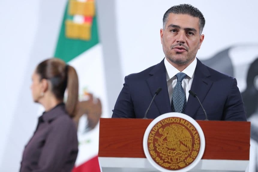 El secretario de Seguridad y Protección Ciudadana, Omar García Harfuch, habla en la rueda de prensa diaria de la presidenta de México, Claudia Sheinbaum, en el Palacio Nacional de la Ciudad de México, México, el 7 de octubre de 2025. (EFE/Mario Guzmán)