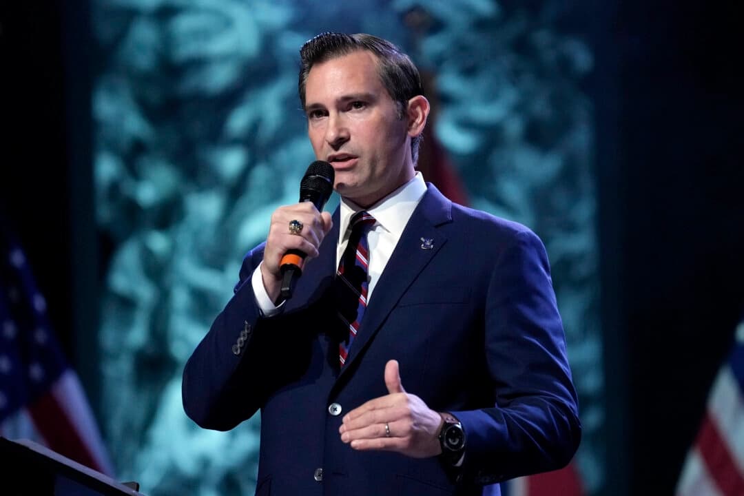 El candidato al séptimo distrito congresional de EE. UU., Matt Van Epps, habla durante un foro político en Dickson, Tennessee, el 8 de septiembre de 2025. (George Walker IV/AP Photo)