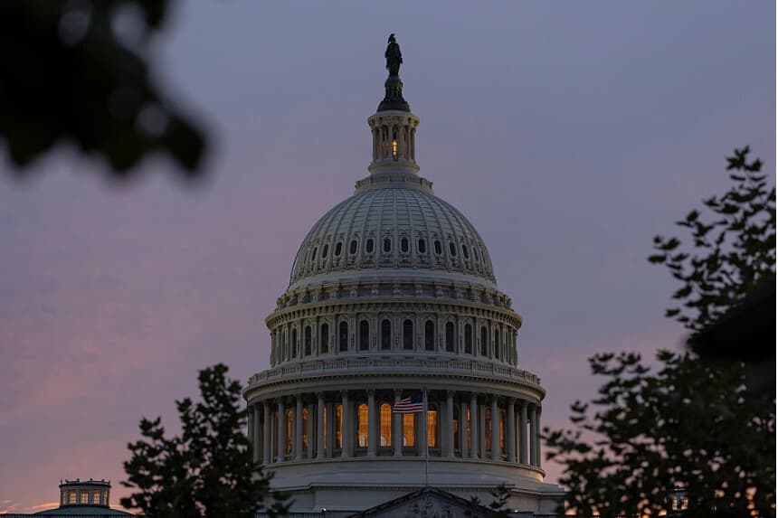 El Capitolio de los Estados Unidos al atardecer el 30 de septiembre de 2025. (Mehmet Eser/Middle East Images/AFP vía Getty Images).
