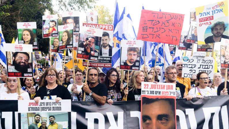 Hamás intercambia listas de rehenes y prisioneros en negociaciones de paz