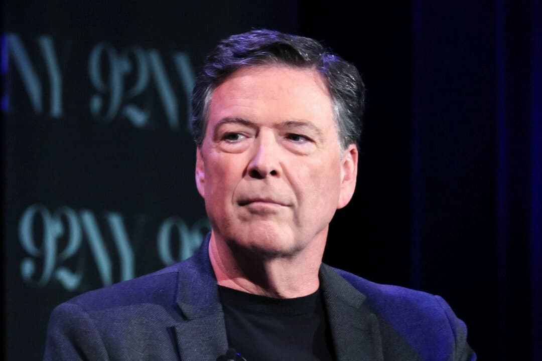 James Comey habla en el escenario durante la conversación del exdirector del FBI James Comey con Nicolle Wallace de MSNBC en 92NY en la ciudad de Nueva York el 30 de mayo de 2023. (Dia Dipasupil/Getty Images)