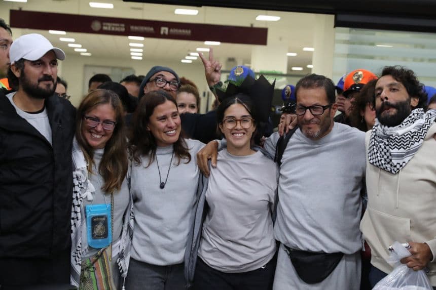 De izquierda a derecha los activistas mexicanos: Carlos Pérez, Laura Alejandra Vélez, Sol González, Arlín Medrano, Ernesto Ledesma y Diego Vázquez posan a su llegada al Aeropuerto Internacional de la Ciudad de México, México, el 8 de octubre de 2025. (EFE/ Mario Guzmán)