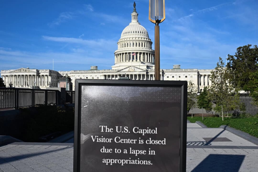 Un cartel de cerrado afuera del Centro de Visitantes del Capitolio de los Estados Unidos en el Capitolio, en el séptimo día del cierre del gobierno federal, en Washington, el 7 de octubre de 2025. (Andrew Caballero-Reynolds/AFP vía Getty Images)