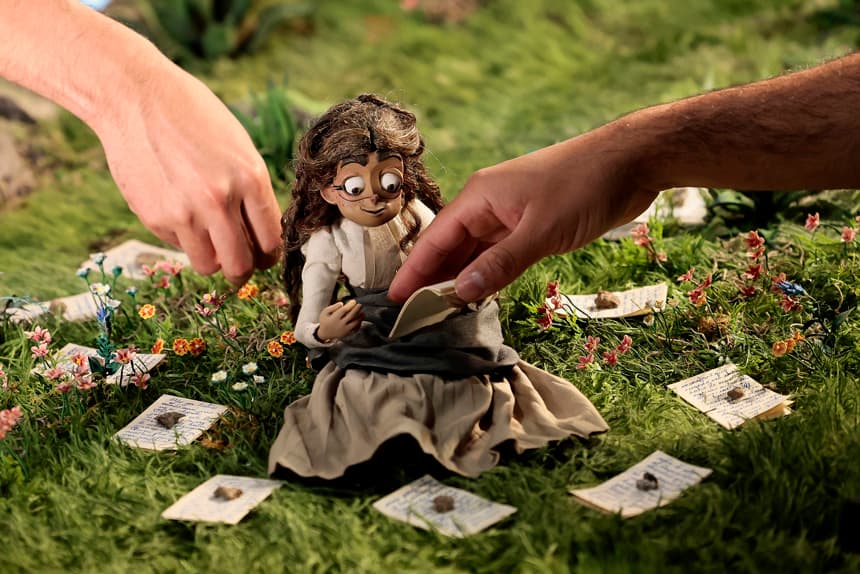 Fotografía que muestra el trabajo de animación fotograma por fotograma de la película 'Soy Frankelda' este lunes, en Ciudad de México (EFE/José Méndez)