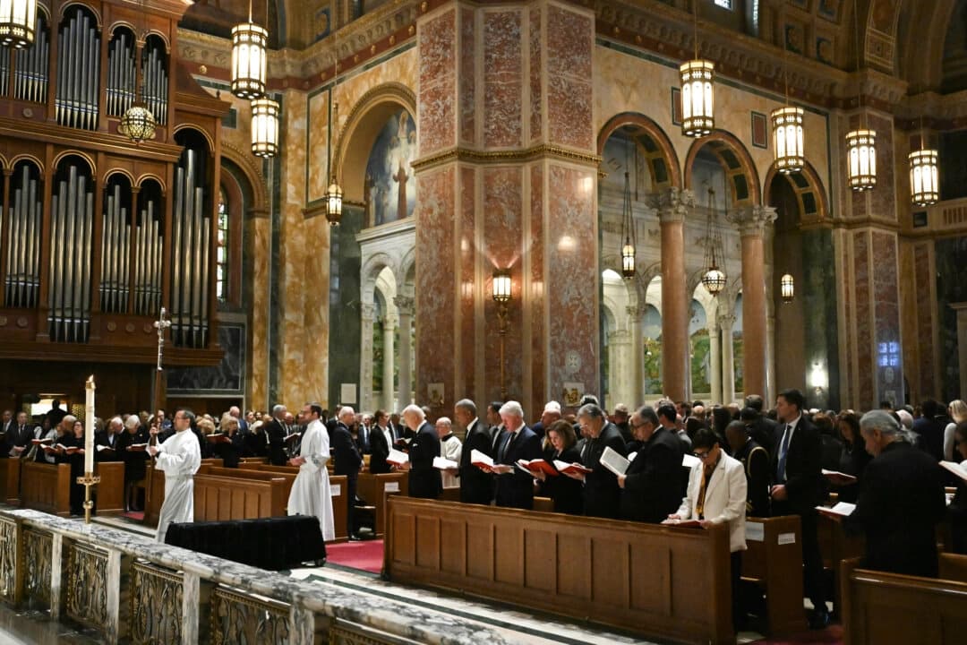 Personas asisten al funeral por Ethel Kennedy el 16 de octubre de 2024 en la Catedral de San Mateo Apóstol en Washington. (Mandel Ngan/AFP vía Getty Images)