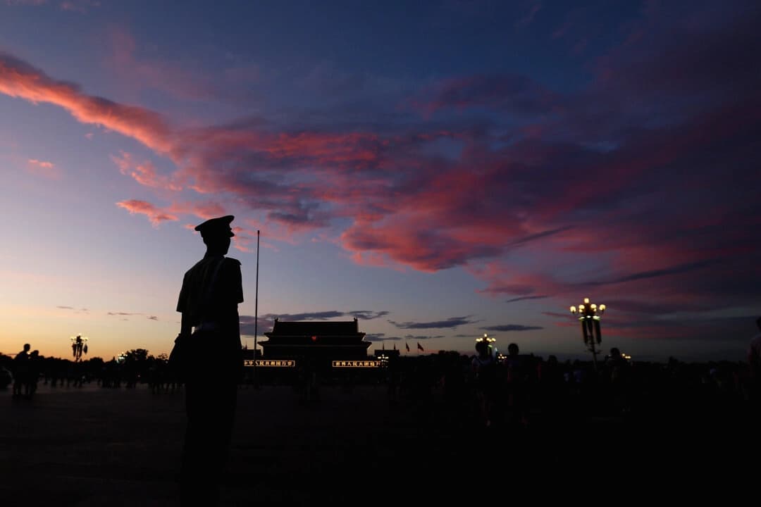 Un policía paramilitar chino monta guardia en la plaza de Tiananmen, en China, el 4 de julio de 2013. (Feng Li/Getty Images)