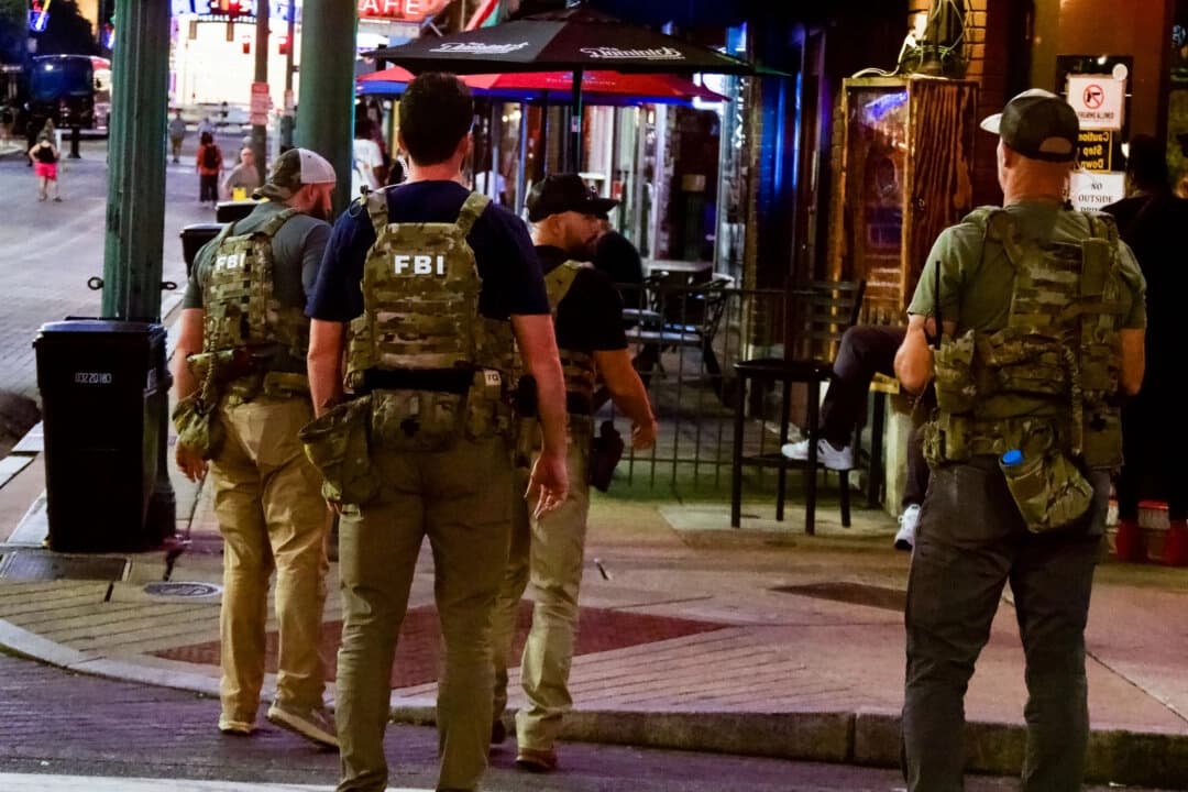 Agentes del FBI patrullan la calle Beale en Memphis, Tennessee, el 5 de octubre de 2025. (Travis Gillmore/The Epoch Times)