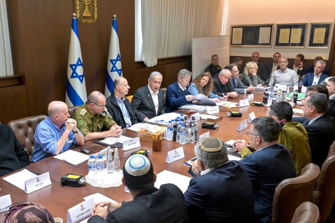 El primer ministro israelí, Benjamin Netanyahu (C), convocó a su gabinete de seguridad para votar un acuerdo de alto el fuego tras confirmar que se había alcanzado un acuerdo que pondría fin a la guerra de 15 meses con Hamás en Gaza, en Jerusalén, el 17 de enero de 2025. (Koby Gideon/Oficina de Prensa del Gobierno israelí a través de AP).