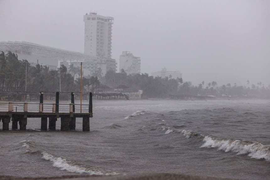 Fotografía de archivo que muestra la lluvia y el fuerte oleaje en Acapulco en el estado de Guerrero, México. (EFE/ David Guzmán)