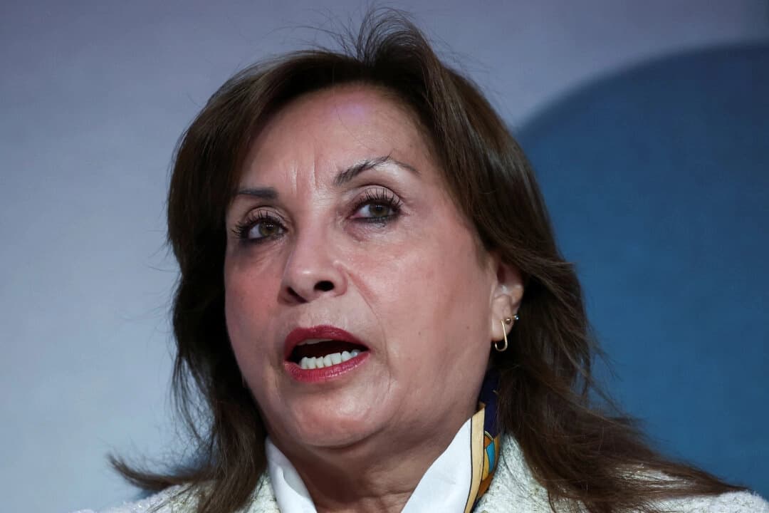 La presidenta peruana, Dina Ercilia Boluarte, asiste a la 55.ª reunión anual del Foro Económico Mundial en Davos, Suiza, el 22 de enero de 2025. (Yves Herman/ Reuters)