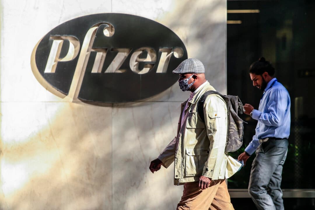 Personas pasan frente a la sede mundial de Pfizer en la ciudad de Nueva York el 9 de noviembre de 2020. (Kena Betancur/AFP vía Getty Images)