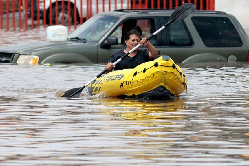 Un hombre rema en kayak por una avenida inundada después de que las fuertes lluvias provocaran el desbordamiento del río Arroyo Seco en Tlajomulco de Zúñiga, Jalisco, México, el 9 de septiembre de 2025. (Foto de ULISES RUIZ/AFP vía Getty Images)