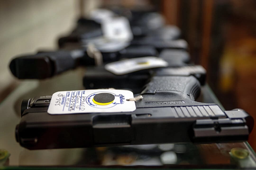 Armas de fuego semiautomáticas expuestas a la venta en una tienda, en una imagen de archivo. (Brandon Bell/Getty Images)