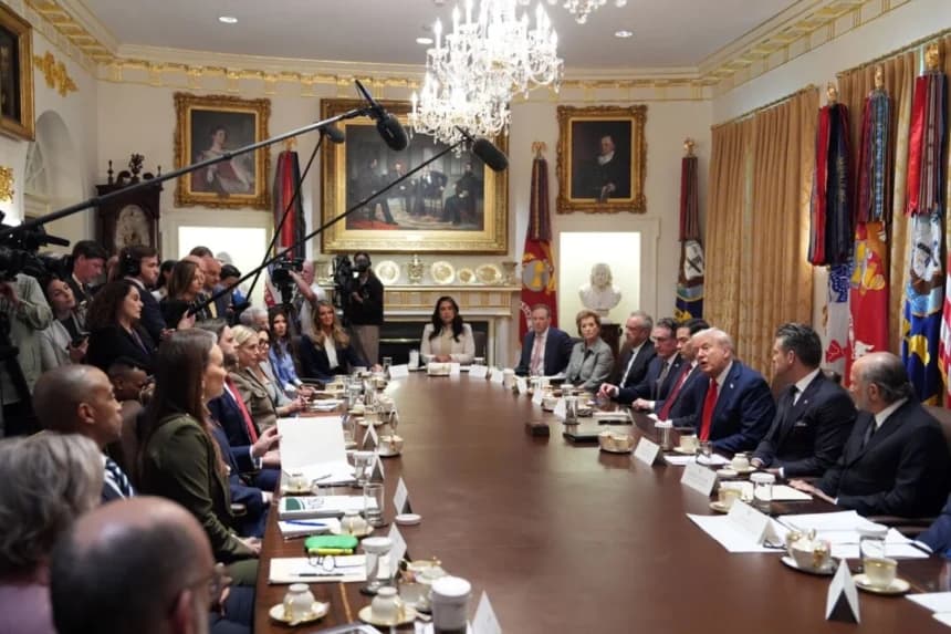 El presidente Donald Trump habla durante una reunión de gabinete en la Casa Blanca en Washington el 9 de octubre de 2025. (Foto de Evan Vucci/AP)