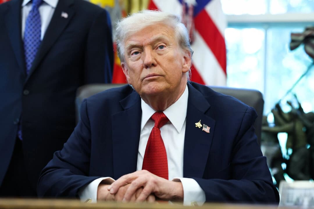El presidente Donald Trump habla en la Oficina Oval de la Casa Blanca en Washington el 6 de octubre de 2025. (Anna Moneymaker/Getty Images)
