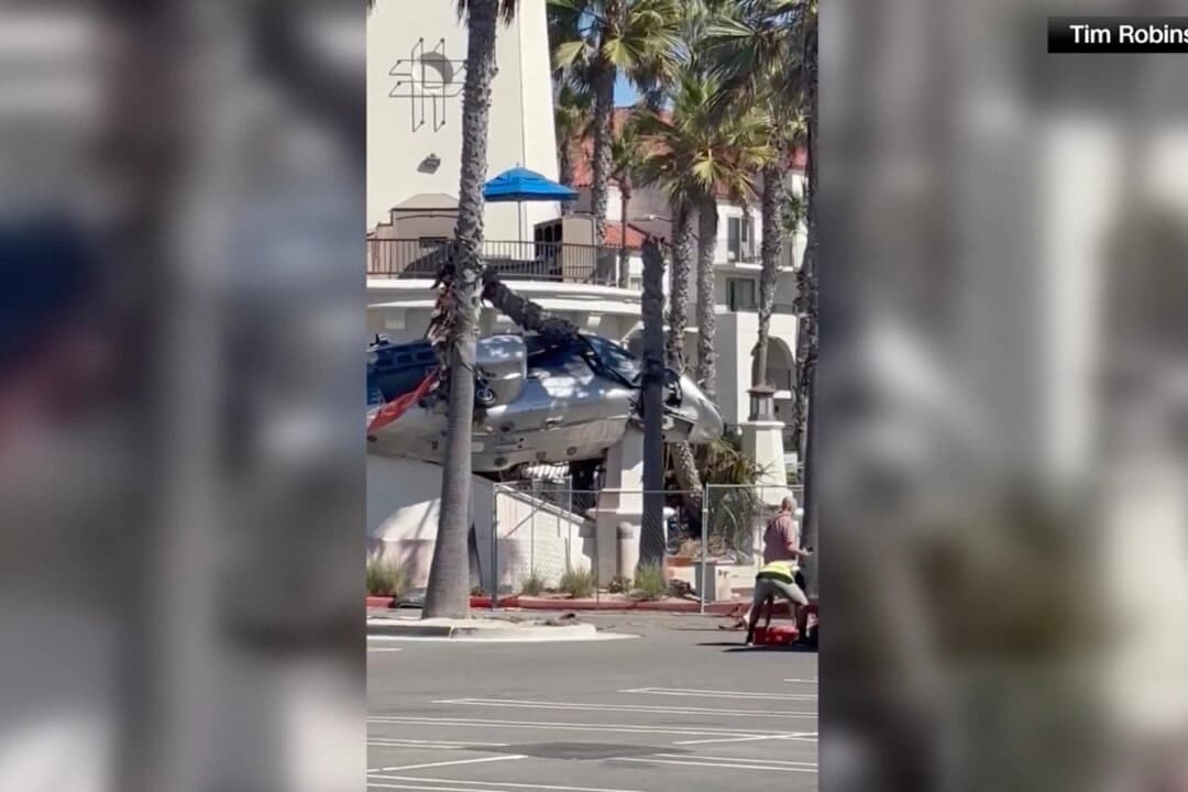 Cinco personas hospitalizadas tras accidente de helicóptero en Huntington Beach, California
